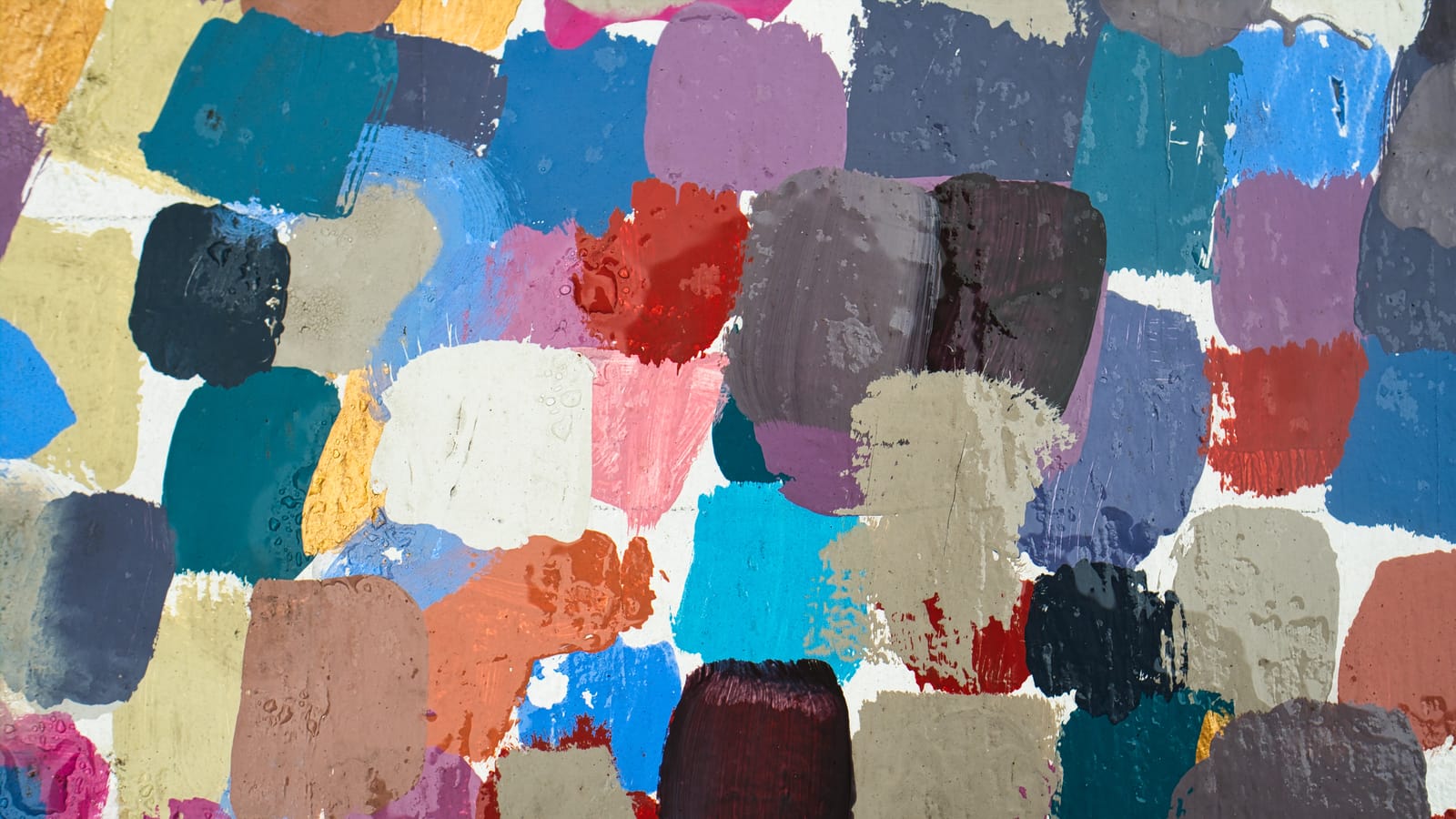 Muestras de pintura de muchos colores, una junto a otra
