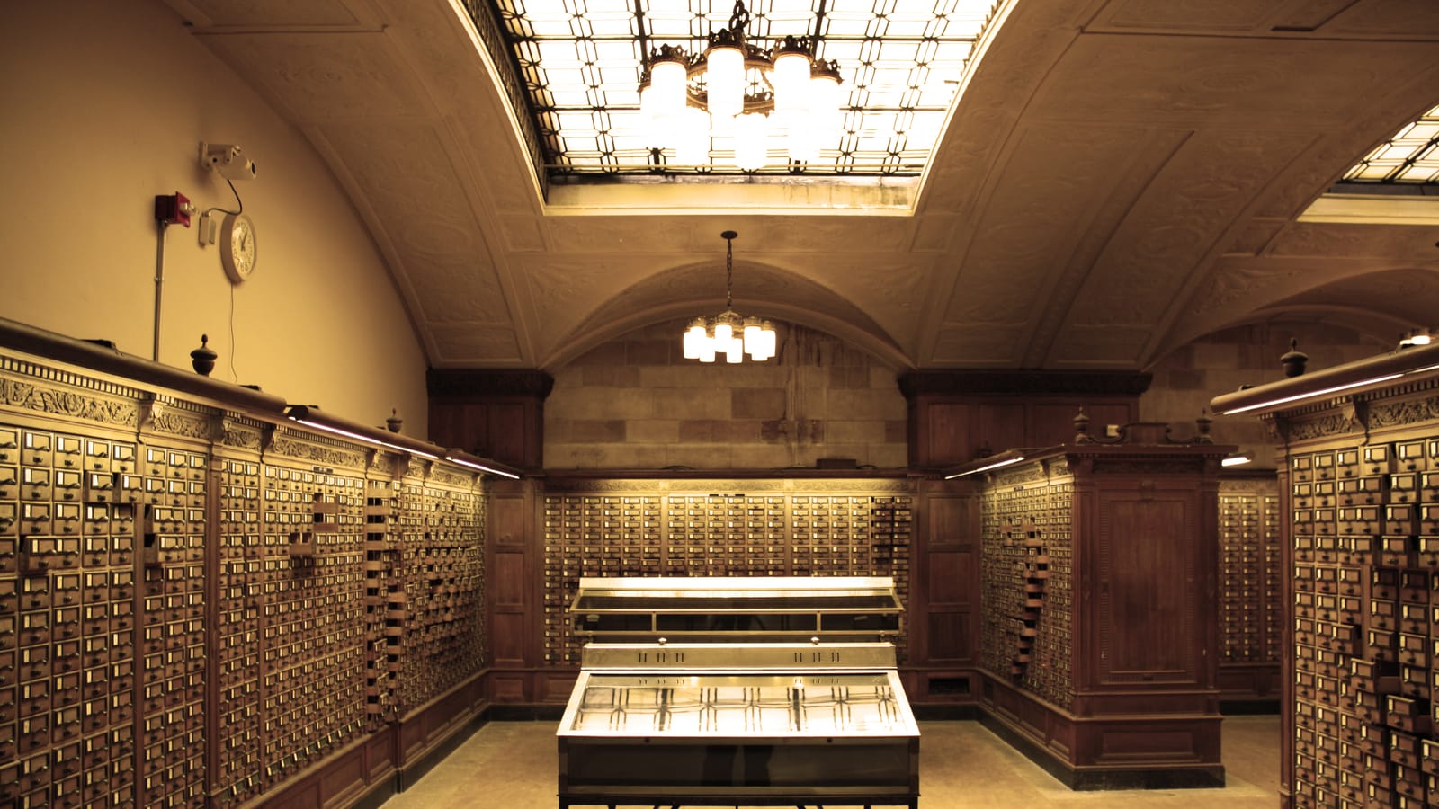Sala de biblioteca con muebles de madera llenos de cajones de fichas