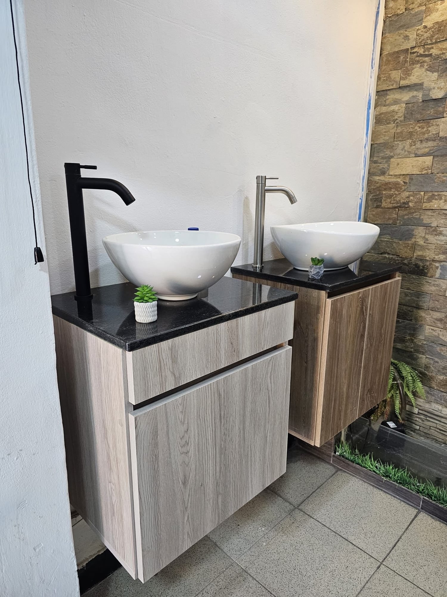Un combo de baño con mueble, pozeta y llave, que en la web se arma pieza por pieza.