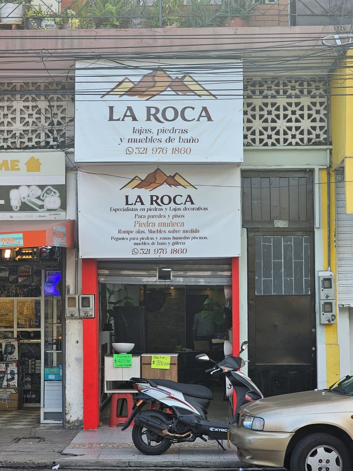 Exhibidor en la calle, tarjetas con QR al catálogo y a Maps, y un vendedor para condominios y obras: el sitio empuja al local y el local empuja al sitio.