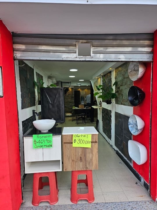 Piedra montada en muro y muebles armados en exhibición: un negocio que se entiende tocando el material.