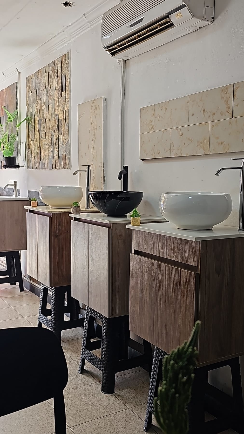 Muebles de baño con lavamanos, cada uno con su foto y su precio en la web.