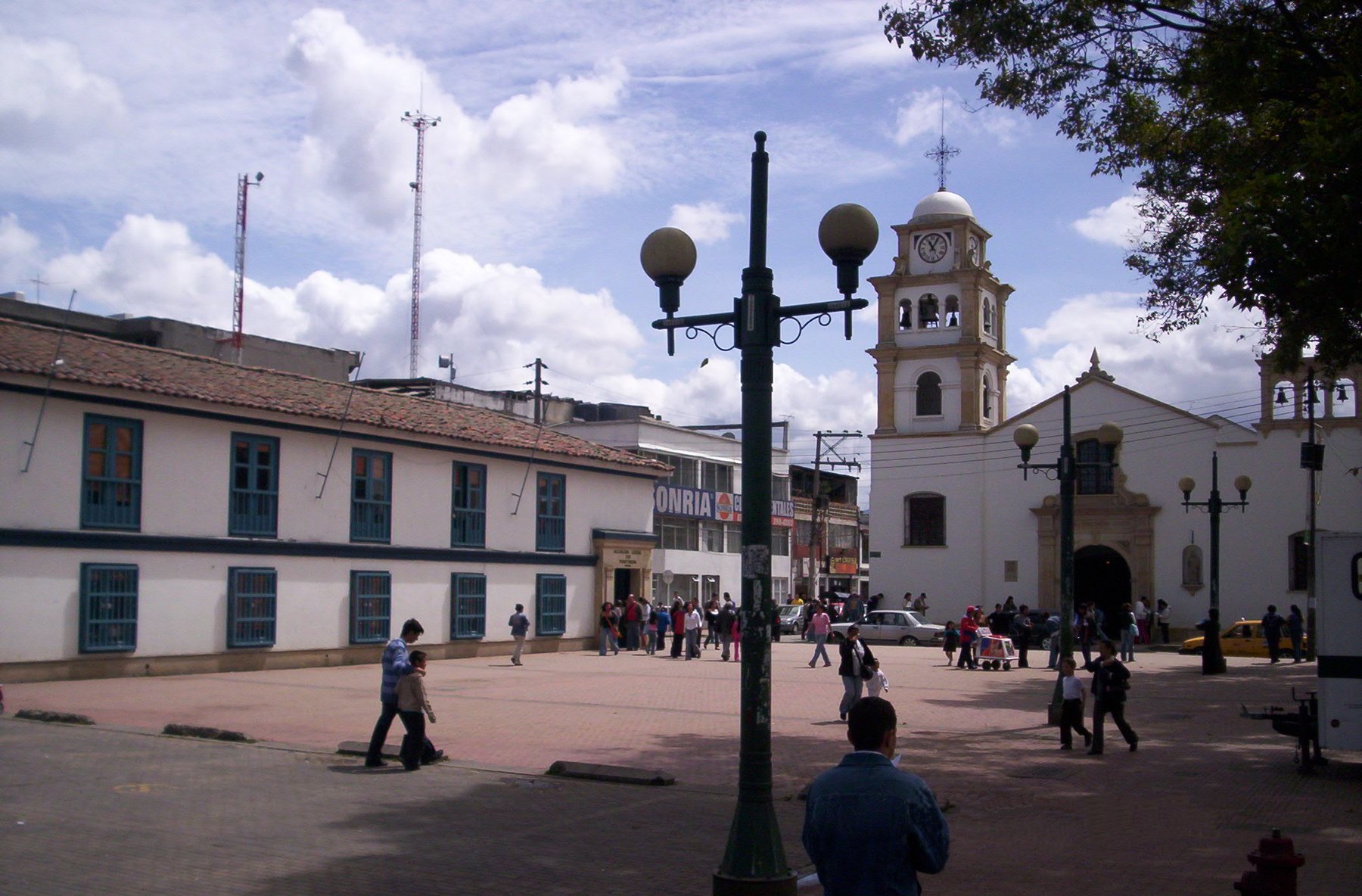 The map of El Dorado and its neighboring districts shows an airport surrounded by the city, with housing throughout its area of influence.